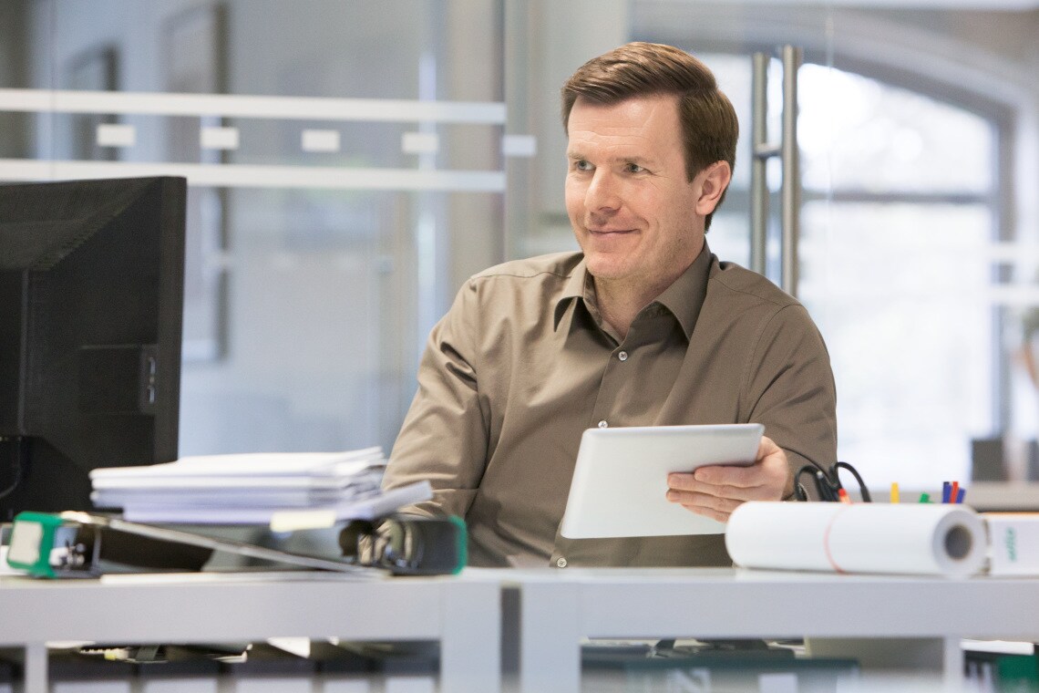 Consultant Jens op kantoor
