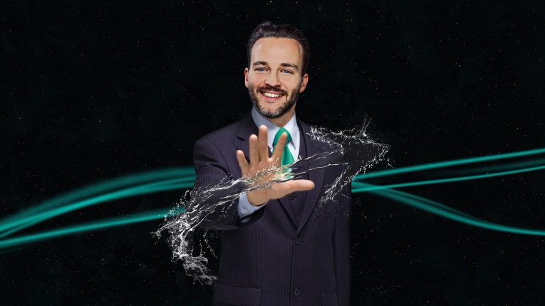 Sales Mann mit Wasser und Stream vor schwarzem Hintergrund
