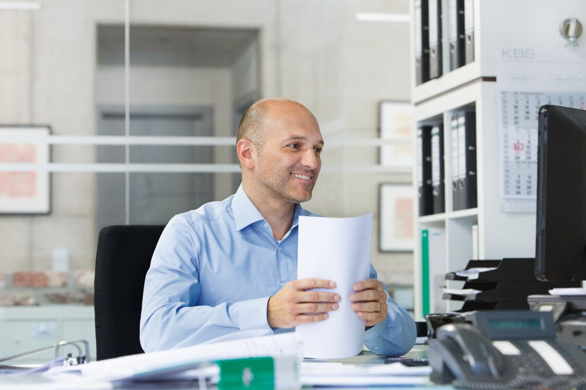 Consultant Marc aan het werk op kantoor