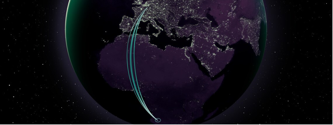 Detaillierte Darstellung der Erde nachts aus der Satellitenperspektive.