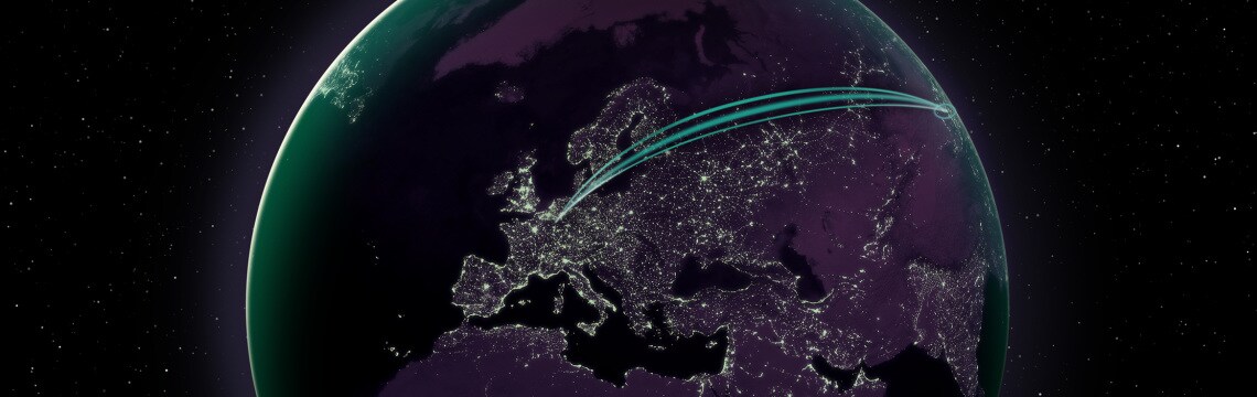 Detaillierte Darstellung der Erde nachts aus der Satellitenperspektive.