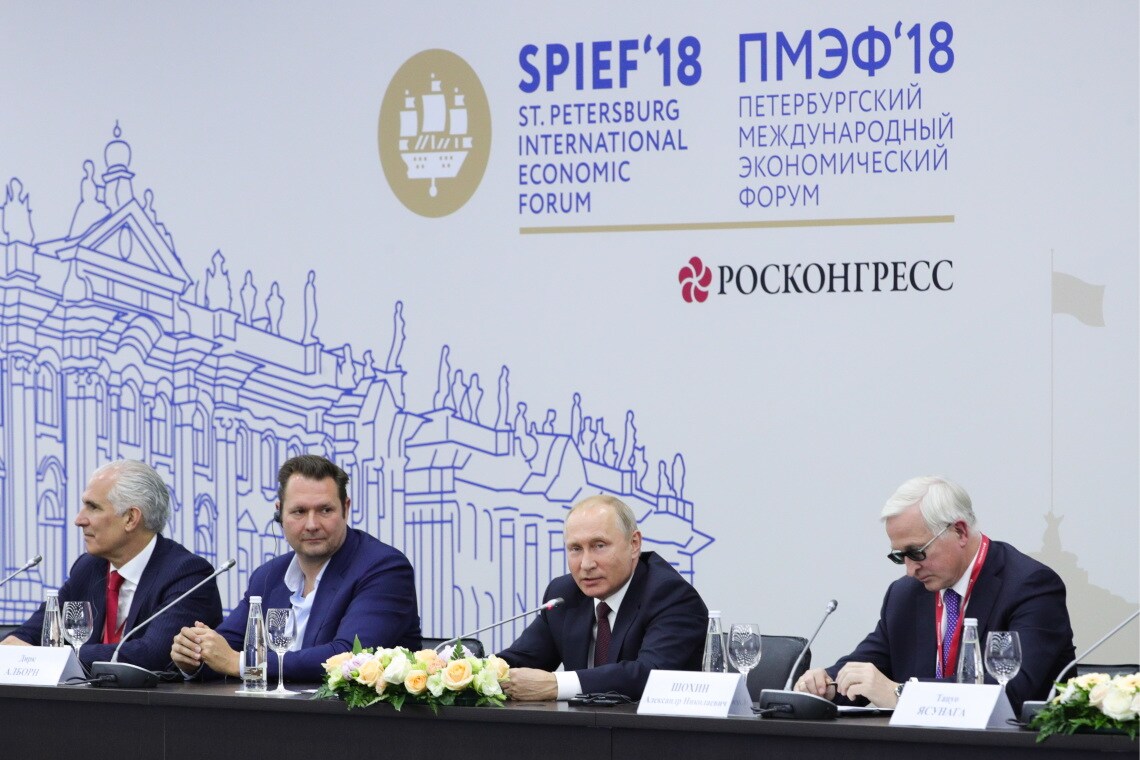 Ðîññèÿ. Ñàíêò-Ïåòåðáóð„. Ïðåçèäåíò MSD International Êåâèí Àëè, „ëàâíûé èñïîëíèòåëüíûé äèðåêòîð Hyperloop Transportation Technologies Äèðê Àëáîðí, ïðåçèäåíò Ðîññèè Âëàäèìèð Ïóòèí è ïðåçèäåíò Ðîññèéñêî„î ñîþçà ïðîìûøëåííèêîâ è ïðåäïðèíèìàòåëåé (ÐÑÏÏ) Àëåêñàíäð Øîõèí (ñëåâà íàïðàâî) âî âðåìÿ âñòðå÷è ñ ðóêîâîäèòåëÿìè èíîñòðàííûõ êîìïàíèé è äåëîâûõ àññîöèàöèé â ðàìêàõ XXII Ïåòåðáóð„ñêî„î ìåæäóíàðîäíî„î ýêîíîìè÷åñêî„î ôîðóìà. Ñåð„åé Áîáûëåâ/ôîòîõîñò-à„åíòñòâî ÒÀÑÑ