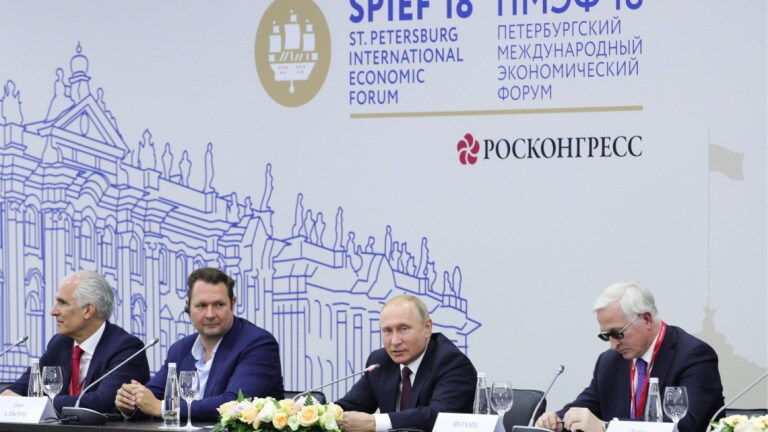 Ðîññèÿ. Ñàíêò-Ïåòåðáóð„. Ïðåçèäåíò MSD International Êåâèí Àëè, „ëàâíûé èñïîëíèòåëüíûé äèðåêòîð Hyperloop Transportation Technologies Äèðê Àëáîðí, ïðåçèäåíò Ðîññèè Âëàäèìèð Ïóòèí è ïðåçèäåíò Ðîññèéñêî„î ñîþçà ïðîìûøëåííèêîâ è ïðåäïðèíèìàòåëåé (ÐÑÏÏ) Àëåêñàíäð Øîõèí (ñëåâà íàïðàâî) âî âðåìÿ âñòðå÷è ñ ðóêîâîäèòåëÿìè èíîñòðàííûõ êîìïàíèé è äåëîâûõ àññîöèàöèé â ðàìêàõ XXII Ïåòåðáóð„ñêî„î ìåæäóíàðîäíî„î ýêîíîìè÷åñêî„î ôîðóìà. Ñåð„åé Áîáûëåâ/ôîòîõîñò-à„åíòñòâî ÒÀÑÑ
