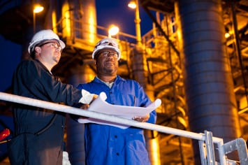 Wilo Industrie Mitarbeiter Workers at chemical plant at night