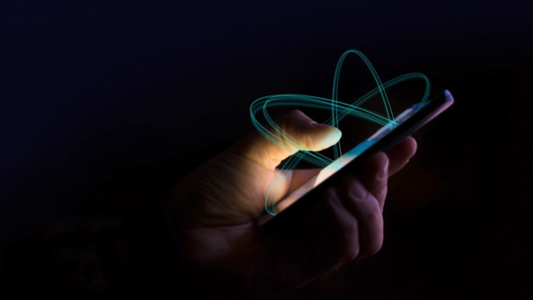 Hand mit Smartphone