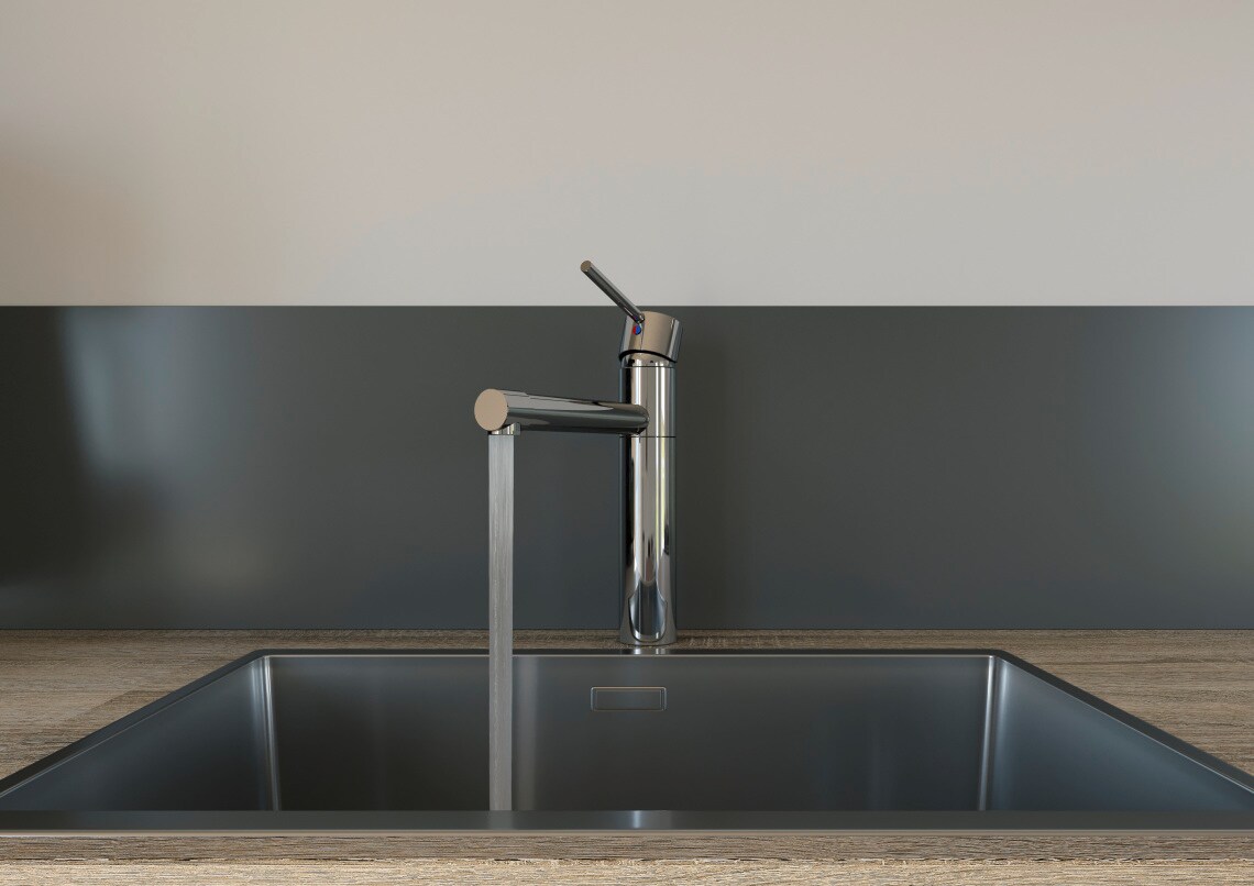 Küchenarmatur mit laufendem Wasser in der Küche