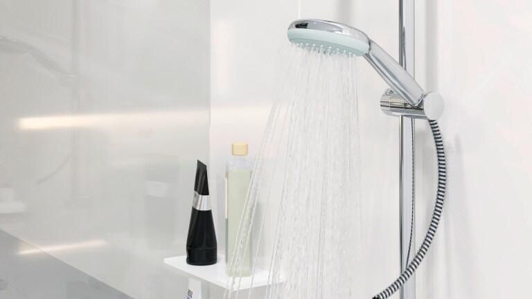 Ducharmatur mit laufendem Wasser
