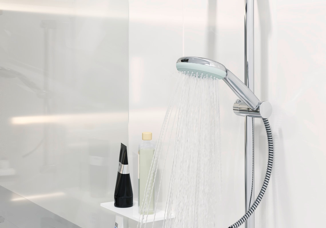 Ducharmatur mit laufendem Wasser