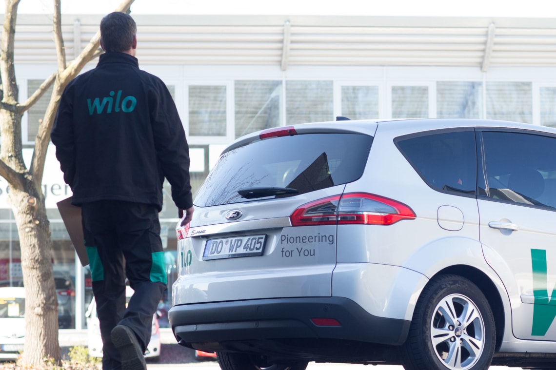 Rush delivery, car with WILO-logo, man with WILO jacket