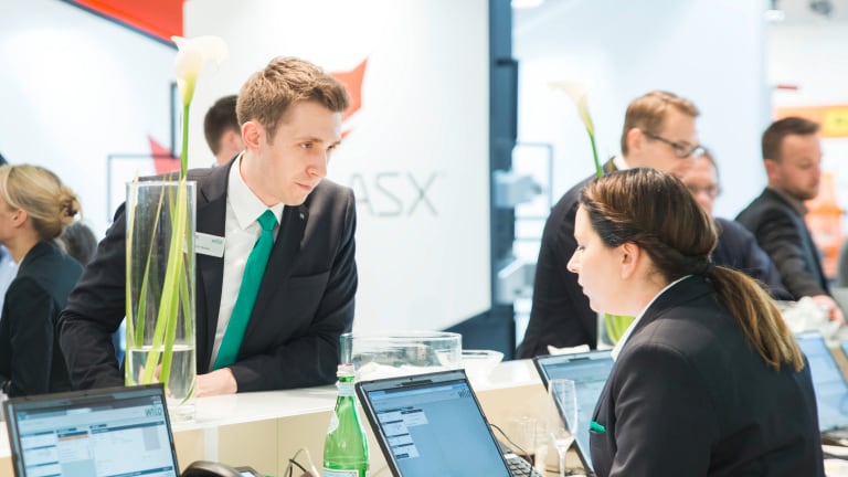 Standpersonal an Informationsschalter auf der ISH 2017