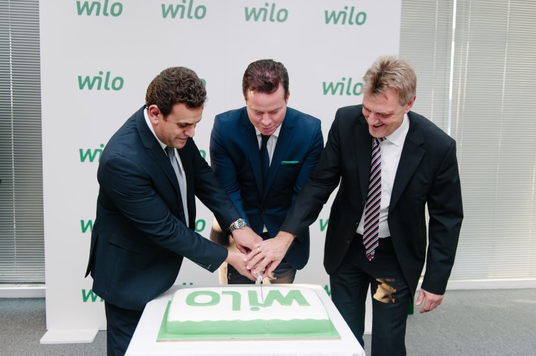F.l.t.r: Hesham Koura, Oliver Hermes and Thomas Kubbe are cutting the Wilo cake
